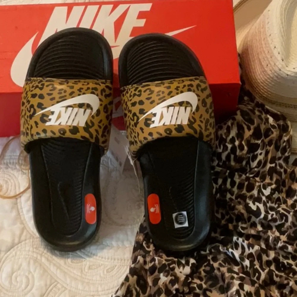 Nike slides size 8 - Picture 3 of 4